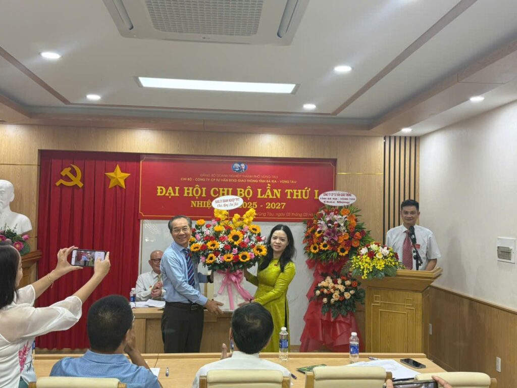 Tặng hoa chúc mừng Đại hội