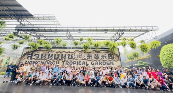 Đoàn chụp ảnh lưu niệm tại vườn nhiệt đới Nong Nooch