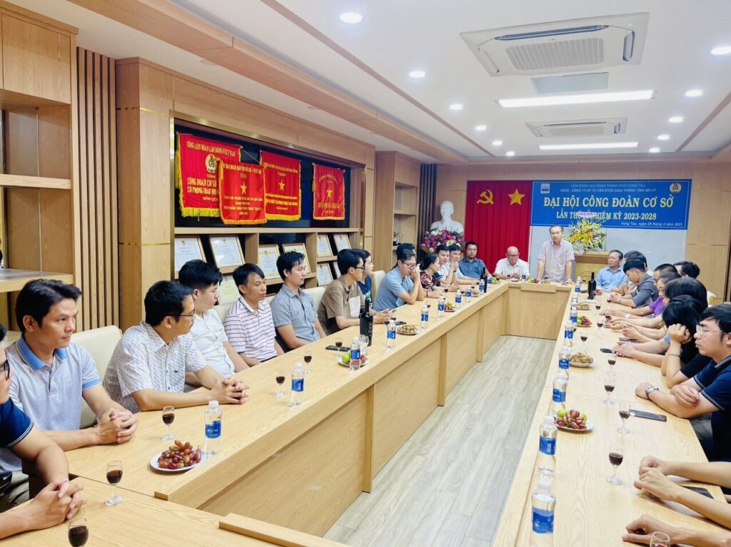 Quang cảnh buổi gặp mặt tại hội trường Công ty