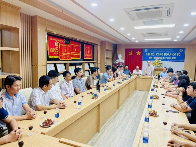 Quang cảnh buổi gặp mặt tại hội trường Công ty