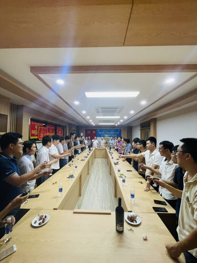 Cán bộ, người lao động nâng ly chúc mừng