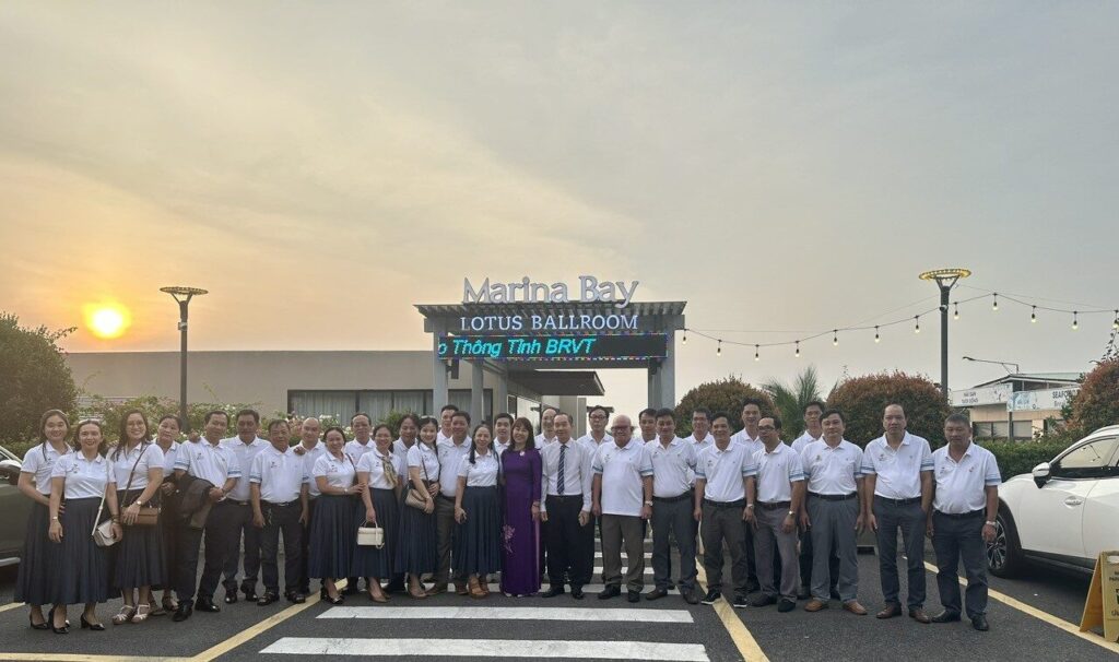 Cán bộ, người lao động Công ty chụp ảnh lưu niệm trước sảnh tổ chức lễ kỷ niệm