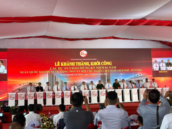 Các đại biểu thực hiện nghi thức khánh thành, khởi công