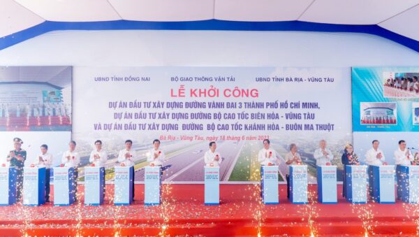Các đại biểu thực hiện nghi thức khởi công