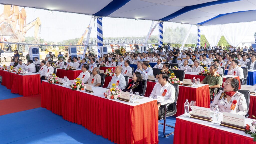 Các đại biểu dự lễ khởi công