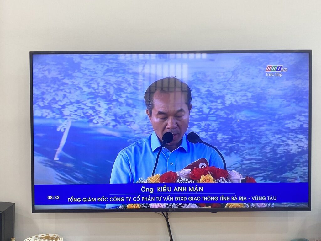 Ông Kiều Anh Mận, khi đó là Tổng Giám đốc Công ty, phát biểu tại lễ khởi công (ảnh chụp màn hình truyền hình BRT)