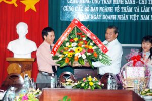 Chủ tịch UBND tỉnh Trần Minh Sanh đến thăm và tặng hoa cho Lãnh đạo Công ty