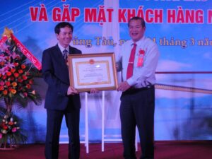 Ông Kiều Anh Mận nhận Huân chương Lao động hạng Ba của Chủ tịch nước do đ/c Trần Minh Sanh trao