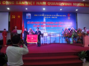 Ông Bùi Đình Hải, Phó Tổng giám đốc, nhận cờ thi đua của Bộ GTVT do ông Đặng Xuân Trường, Vụ phó Vụ Tổ chức cán bộ, trao tặng