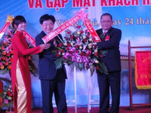 Ông Mai Quang Thái, Phó Tổng giám đốc, nhận hoa chúc mừng của Tập đoàn tư vấn thiết kế KG Hàn Quốc trong lễ đón nhận Huân chương Lao động hạng Nhì