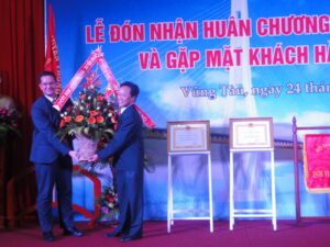 Ông Bùi Đình Hải, Phó Tổng giám đốc, nhận hoa chúc mừng của Công ty Egis BCOM (Pháp) trong lễ đón nhận Huân chương Lao động hạng Nhì