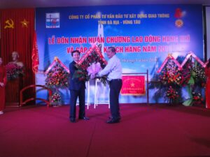 Ông Kiều Anh Mận, Tổng giám đốc, nhận hoa chúc mừng của HĐND – UBND do ông Trần Minh Sanh trao tặng