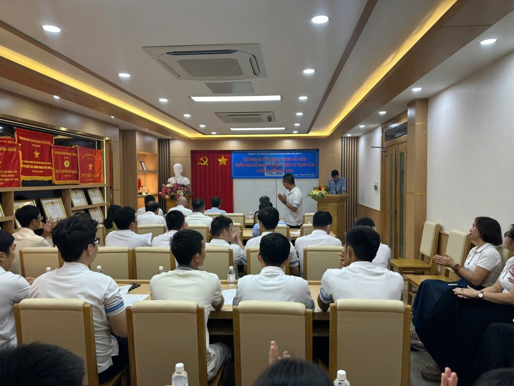 Cán bộ, người lao động dự hội nghị
