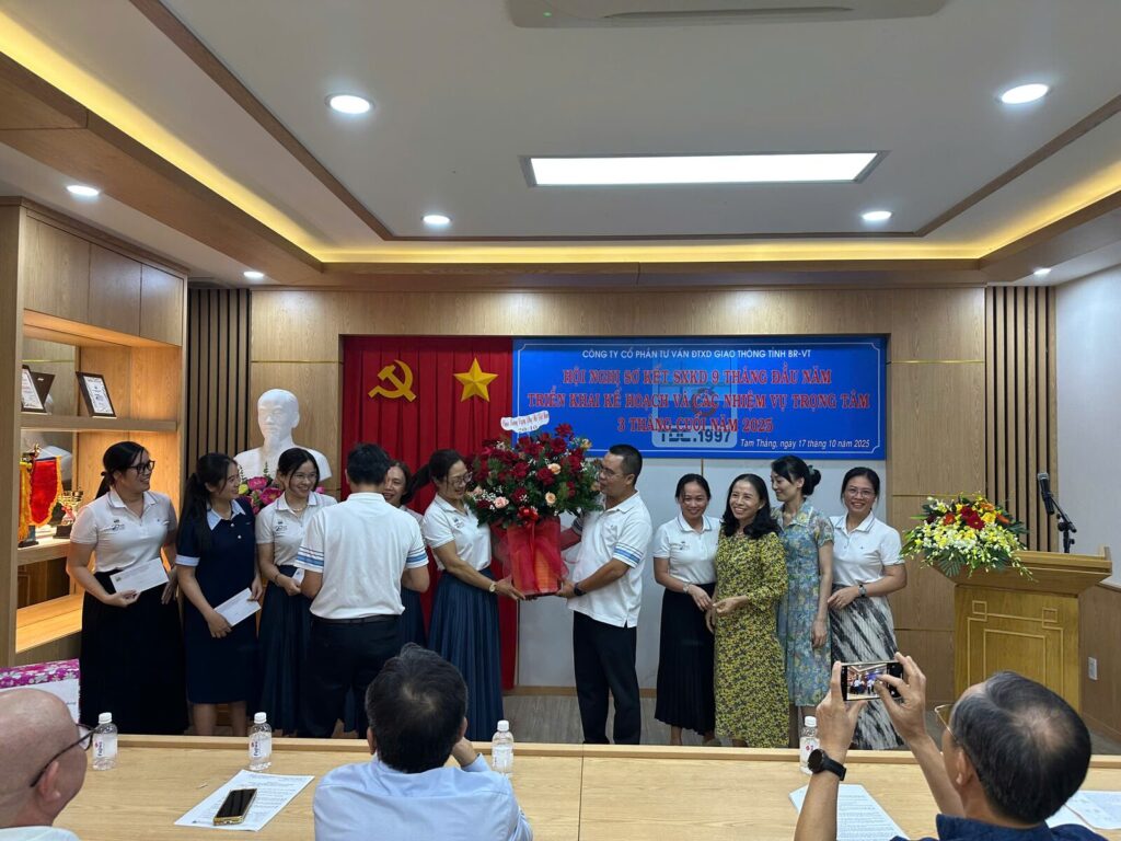 Trao hoa tại hội nghị