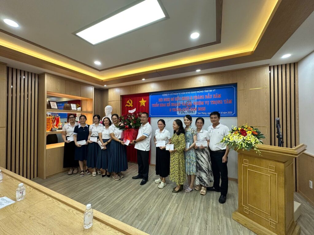 Các cá nhân chụp ảnh lưu niệm sau khi nhận quà