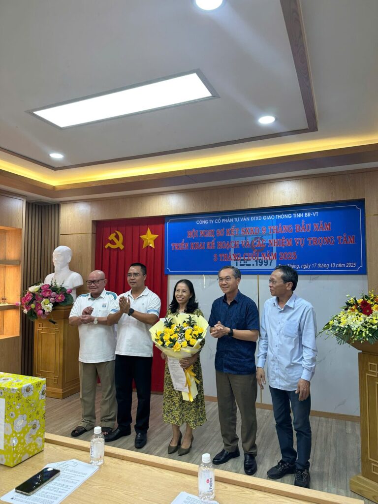 Chụp ảnh lưu niệm tại hội nghị