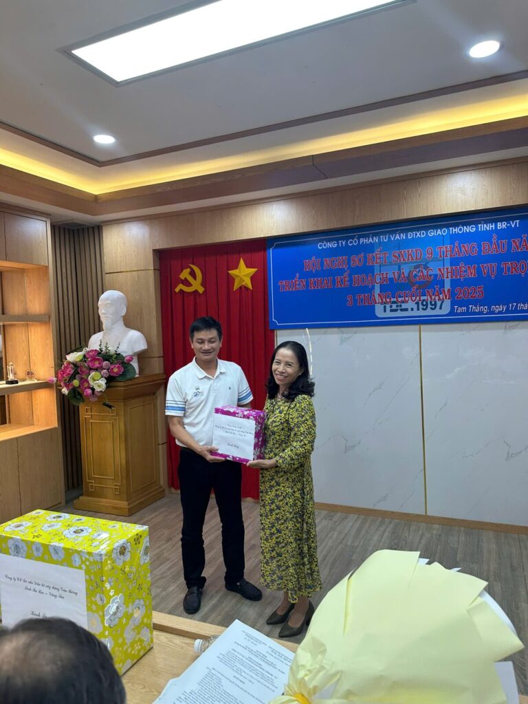 Trao quà tại hội nghị