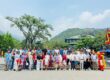 Đoàn cán bộ, người lao động Công ty chụp ảnh lưu niệm trong chuyến tham quan