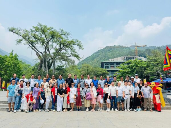 Đoàn cán bộ, người lao động Công ty chụp ảnh lưu niệm trong chuyến tham quan