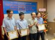Trao khen thưởng cho các cá nhân