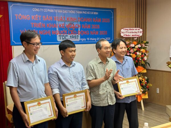 Trao khen thưởng cho các cá nhân