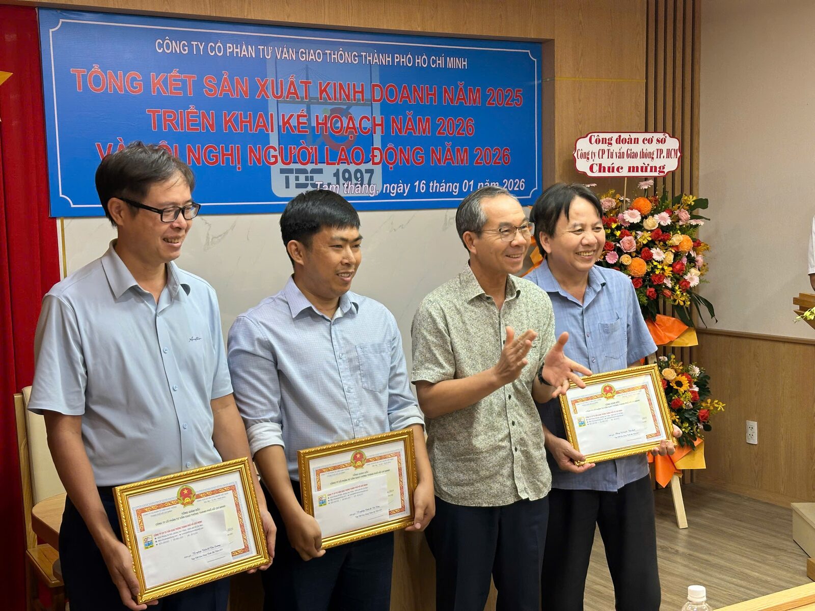 Trao khen thưởng cho các cá nhân Trao khen thưởng cho các cá nhân