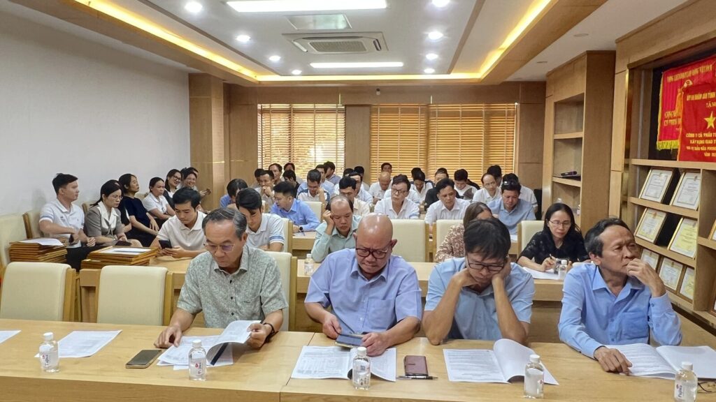 Các đại biểu theo dõi tài liệu hội nghị