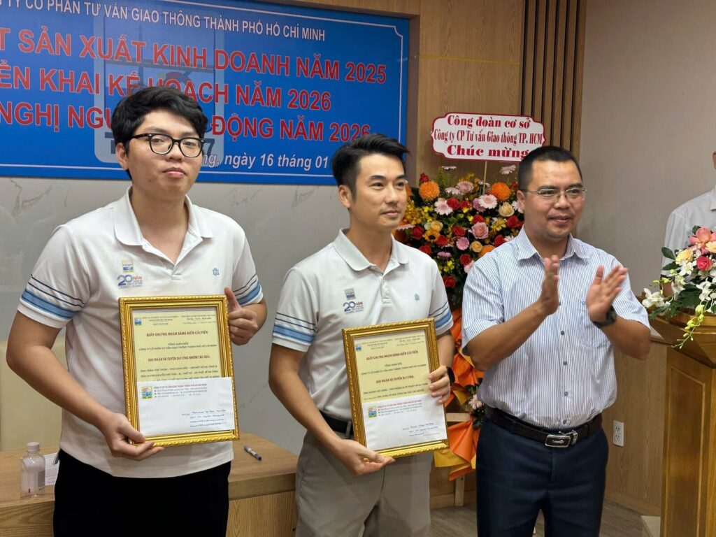 Trao khen thưởng tại hội nghị