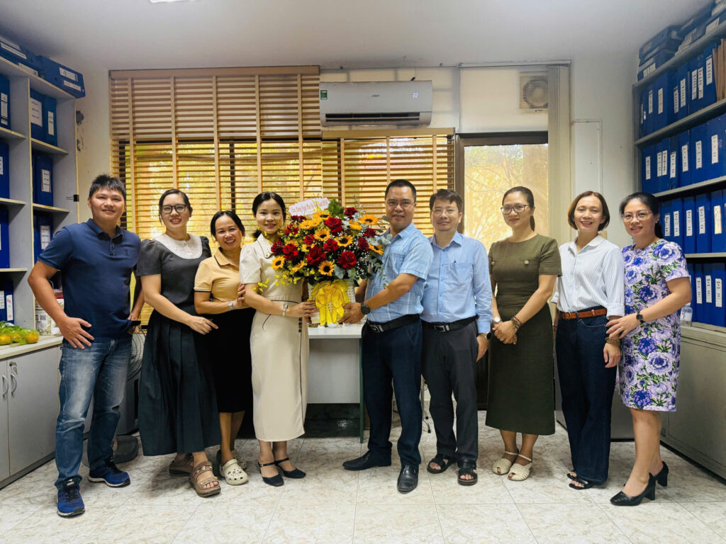 Lãnh đạo Công ty tặng hoa chúc mừng chị em nhân Ngày Phụ nữ Việt Nam 20/10