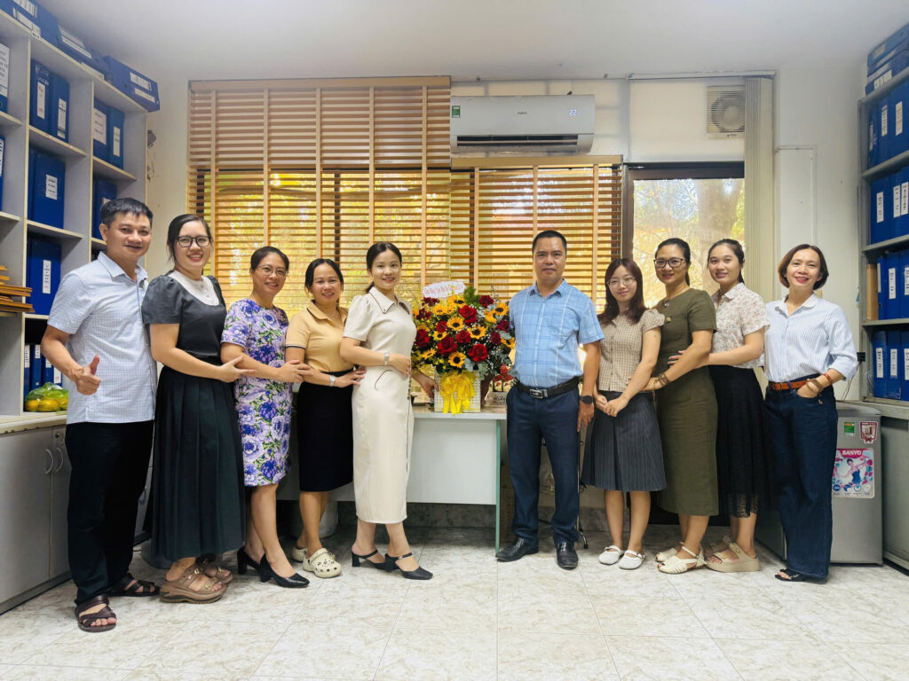 Lãnh đạo Công ty chụp ảnh lưu niệm cùng các chị em
