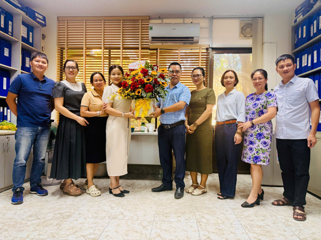 Lãnh đạo Công ty và cán bộ, người lao động chúc mừng chị em